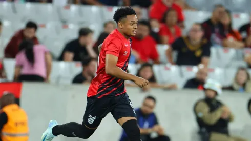 Foto: José Tramontin/athletico.com.br – Léo Derik durante confronto contra o Rio Branco no Campeonato Paranaense de 2025.