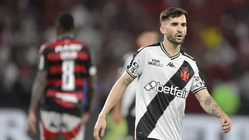 RJ – RIO DE JANEIRO – 01/03/2025 – CARIOCA 2025, VASCO X FLAMENGO – Garre jogador do Vasco durante partida contra o Flamengo no estadio Engenhao pelo campeonato Carioca 2025. Foto: Thiago Ribeiro/AGIF