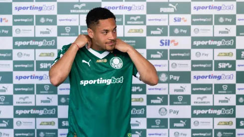 Vitor Roque durante sua apresentação oficial como jogador do Palmeiras em coletiva de imprensa realizada no CT Academia de Futebol. Foto: Ettore Chiereguini/AGIF