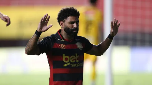 Romarinho comemorando gol pelo Sport. Foto: Marlon Costa/AGIF