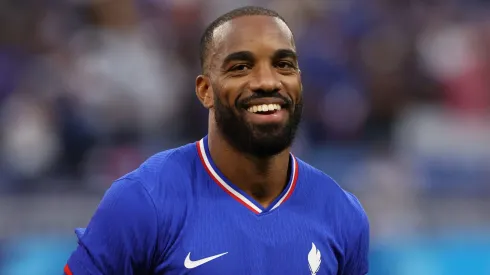 Lacazette pode reforçar o Botafogo. (Photo by Claudio Villa/Getty Images)