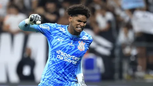 Hugo Souza goleiro do Corinthians comemoram vitoria ao final da partida contra o Santos no estadio Arena Corinthians pelo campeonato Paulista 2025.