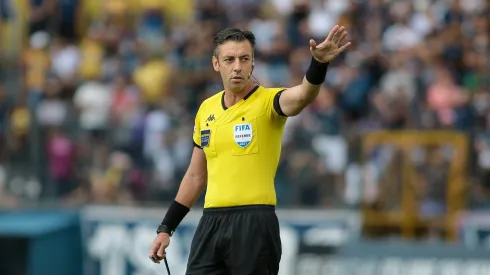 O arbitro Raphael Klauss durante partida entre Remo e Confianca no estadio Baenao pelo campeonato Brasileiro B 2021.