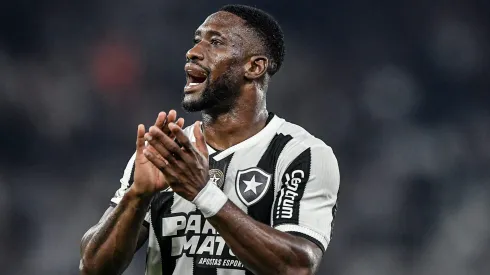 Bastos durante confronto contra o Flamengo no Brasileirão 2024.