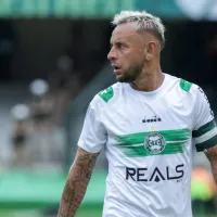 Rafinha, ex-Flamengo, ‘apronta’ e deve rescindir com o Coritiba nas próximas horas