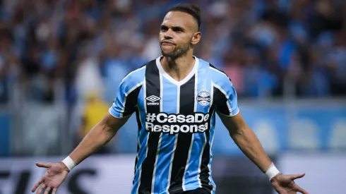 Braithwaite jogador do Gremio comemora seu gol durante partida contra o Internacional no estadio Arena do Gremio pelo campeonato Gaucho 2025. Foto: Maxi Franzoi/AGIF