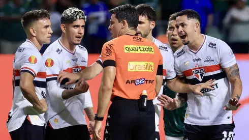 Jogadores do São Paulo reclamando com a arbitragem em jogo contra o Palmeiras pela semifinal do Campeonato Paulista 2025. Foto: Marcello Zambrana/AGIF