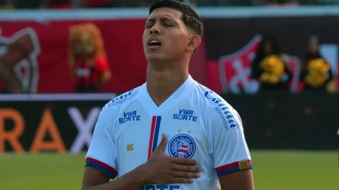 Erick Pulga, jogador do Bahia durante execucao do hino nacional antes da partida contra o Vitoria no estadio Barradao pelo campeonato Baiano 2025.