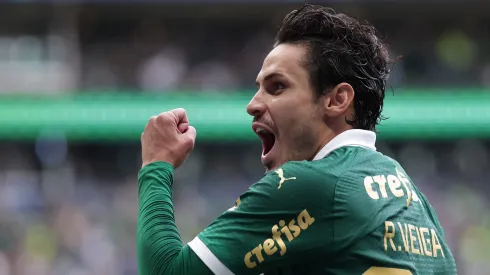 Raphael Veiga jogador do Palmeiras comemora seu gol durante partida contra o Fortaleza no estadio Arena Allianz Parque pelo campeonato Brasileiro A 2024.