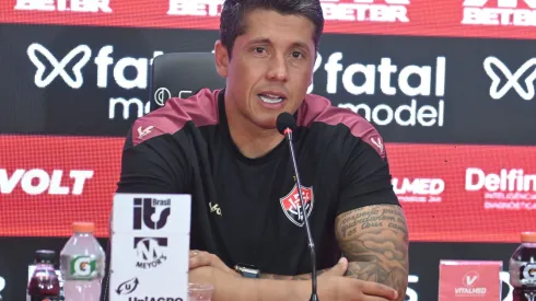 Carpini durante entrevista coletiva após confronto contra o Sport na Copa do Nordeste 2025.