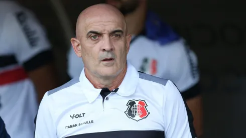 Itamar Schulle tecnico do Santa Cruz durante a partida entre Santa Cruz e Sport no Estadio do Arruda em Recife (PE), pelo Campeonato Pernambucano 2025. Foto: Marlon Costa/AGIF