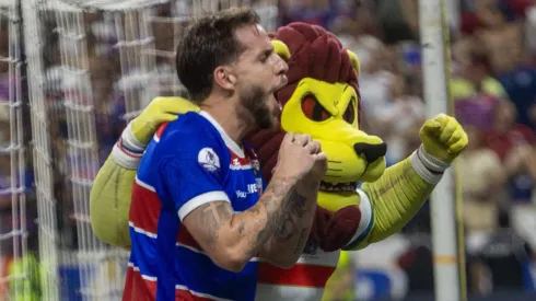 Lucas Sasha comemorando gol pelo Fortaleza. Foto: Baggio Rodrigues/AGIF