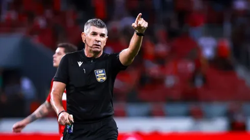 O árbitro Marcelo de Lima Henrique durante partida entre Internacional e Cruzeiro no estádio Beira-Rio pelo campeonato Brasileiro A 2025. Foto: Maxi Franzoi/AGIF
