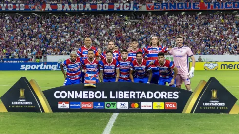 Jogadores do Fortaleza posam para foto antes na partida contra Racing no estadio Arena Castelao pelo campeonato Copa Libertadores 2025. Foto: Baggio Rodrigues/AGIF