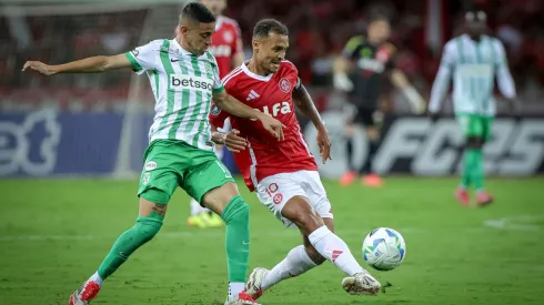 Jogadores de Internacional e Atlético Nacional na Libertadores de 2025.