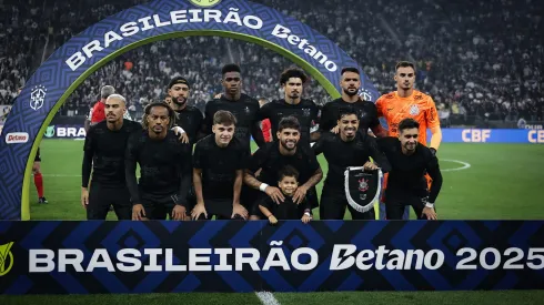 Jogadores do Corinthians posam para foto antes na partida contra Vasco no estadio Arena Corinthians pelo campeonato Brasileiro A 2025. Foto: Fabio Giannelli/AGIF
