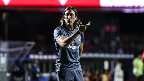 Luis Zubeldía técnico do São Paulo reclama com a arbitragem durante partida contra o Alianza Lima no estádio Morumbi pelo campeonato Copa Libertadores 2025. Foto: Fabio Giannelli/AGIF