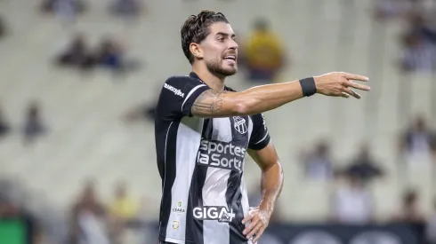 Pedro Raul durante confronto contra o Vasco no Campeonato Brasileiro de 2025.