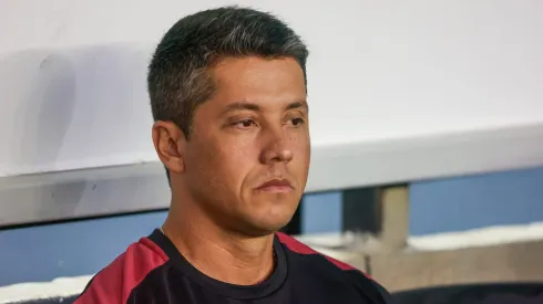 Thiago Carpini tecnico do Vitoria durante partida contra o Juventude no estadio Alfredo Jaconi pelo campeonato Brasileiro A 2025. Foto: Luiz Erbes/AGIF