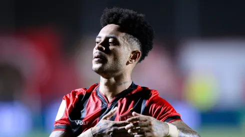 Matheuzinho jogador do Vitoria comemora seu gol durante partida contra o Jacobina no estadio Barradao pelo campeonato Baiano 2025. Foto: Jhony Pinho/AGIF