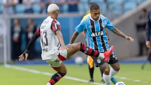 Lucas Esteves jogador do Gremio disputa lance com Wesley jogador do Flamengo durante partida no estadio Arena do Gremio pelo campeonato Brasileiro A 2025.