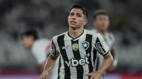 RJ – RIO DE JANEIRO – 16/04/2025 – BRASILEIRO A 2025, BOTAFOGO X SAO PAULO – Savarino jogador do Botafogo comemora seu gol durante partida contra o Sao Paulo no estadio Engenhao pelo campeonato Brasileiro A 2025. Foto: Thiago Ribeiro/AGIF