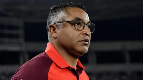 Roger Machado durante confronto contra o Botafogo no Brasileirão de 2024.