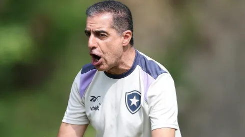 Foto: Vitor Silva/Botafogo – Renato Paiva durante treinamento do Botafogo.