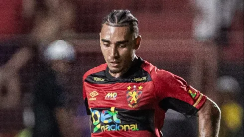 Du Queiroz durante confronto contra o Bragantino no Brasileirão 2025.