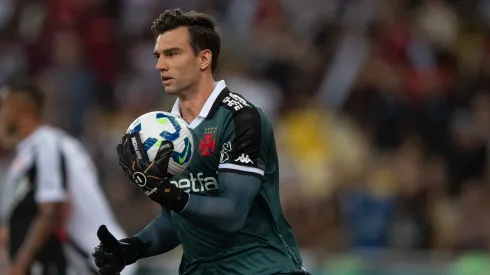 Léo Jardim goleiro do Vasco durante partida contra o Flamengo no estádio Maracanã pelo campeonato Brasileiro A 2025. Foto: Thiago Ribeiro/AGIF