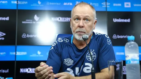 RS – FUTEBOL/APRESENTACAO GREMIO – ESPORTES – Vice-presidente de futebol Alexandre Rossato apresenta Mano Menezes como novo treinador do Gremio para a temporada 2025. FOTO: LUCAS UEBEL/GREMIO FBPA