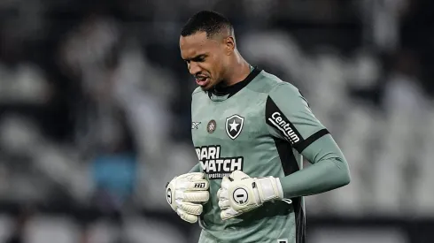 John comete falha gigante em Estudiantes x Botafogo. Foto: Thiago Ribeiro/AGIF