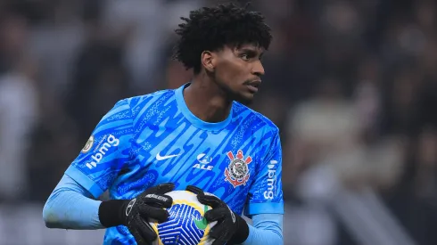 Hugo Souza durante confronto contra o Criciúma no Brasileirão 2024.