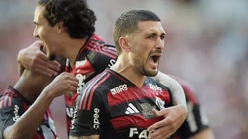 RJ – RIO DE JANEIRO – 27/04/2025 – BRASILEIRO A 2025, FLAMENGO X CORINTHIANS – Pedro jogador do Flamengo comemora seu gol com Arrascaeta jogador da sua equipe durante partida contra o Corinthians no estadio Maracana pelo campeonato Brasileiro A 2025. Foto: Alexandre Loureiro/AGIF