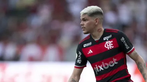Ayrton Lucas jogador do Flamengo durante partida contra o Juventude no estádio Maracanã pelo campeonato Brasileiro A 2024. Foto: Jorge Rodrigues/AGIF