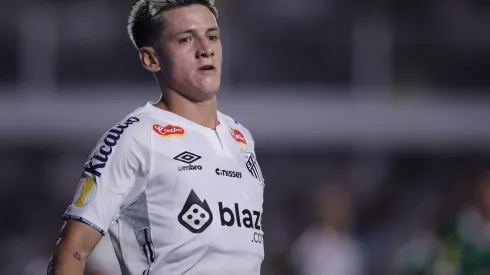 Léo Godoy durante confronto entre Santos e Palmeiras no Campeonato Paulista de 2025.