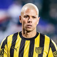 Léo Coelho, zagueiro do Peñarol, é oferecido ao Grêmio, que analisa a situação