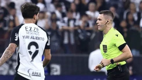 O árbitro Paulo Cesar Zanoveli da Silva durante partida entre Corinthians e Internacional no estádio Arena Corinthians pelo campeonato Brasileiro A 2025. Foto: Marcello Zambrana/AGIF