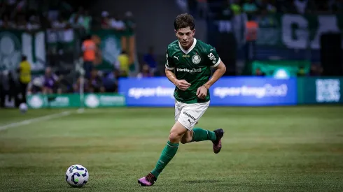 Giay jogador do Palmeiras durante partida contra o Botafogo no estadio Arena Allianz Parque pelo campeonato Brasileiro A 2025.