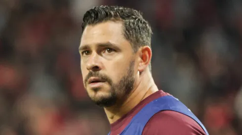 Giuliano durante confronto contra o Botafogo-SP na Série B de 2025.