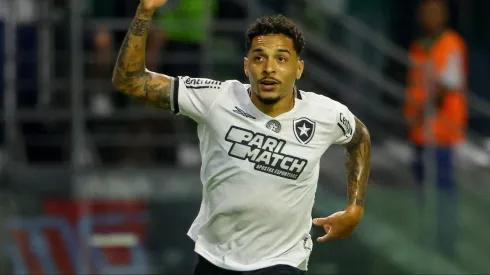 SP – SAO PAULO – 26/11/2024 – BRASILEIRO A 2024, PALMEIRAS X BOTAFOGO – Gregore jogador do Botafogo comemora seu gol durante partida contra o Palmeiras no estadio Arena Allianz Parque pelo campeonato Brasileiro A 2024. Foto: Joisel Amaral/AGIF