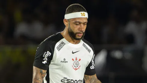 Memphis Depay durante confronto contra o Mirassol no Campeonato Brasileiro de 2025.