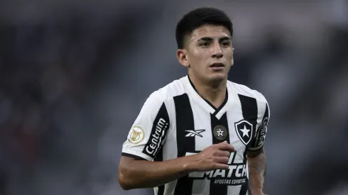 RJ – RIO DE JANEIRO – 09/11/2024 – BRASILEIRO A 2024, BOTAFOGO X CUIABA – Thiago Almada jogador do Botafogo durante partida contra o Cuiaba no estadio Engenhao pelo campeonato Brasileiro A 2024. Foto: Jorge Rodrigues/AGIF