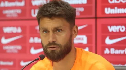 Foto: Ricardo Duarte/Internacional – Rafael Sobis durante entrevista coletiva no Internacional em 2019.