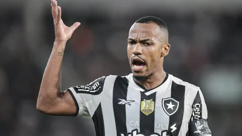 Marlon Freitas durante confronto contra o Fluminense no Brasileirão de 2025.