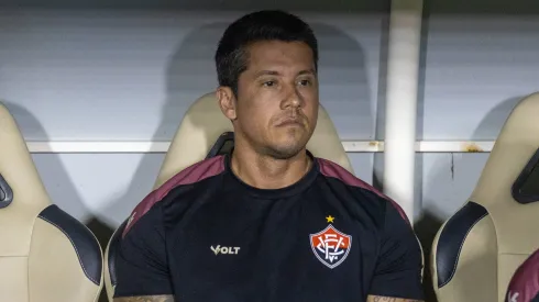 Tiago Carpini tecnico do Vitoria durante partida contra o Ceara no estadio Presidente Vargas (CE) pelo campeonato Brasileiro A 2025. Foto: Lucas Emanuel/AGIF