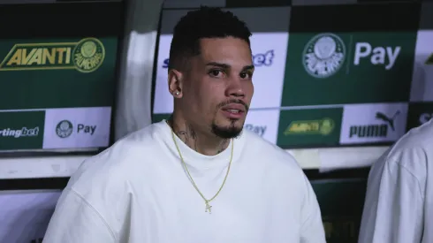 Paulinho jogador do Palmeiras e visto no banco de reservas antes de partida contra o Sao Paulo no estadio Arena Allianz Parque pelo campeonato Paulista 2025.