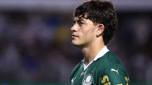 Giay jogador do Palmeiras durante partida contra o Santos no estadio Vila Belmiro pelo campeonato Paulista 2025.