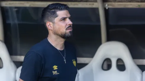 Antonio Oliveira tecnico do Sport durante partida contra o Ceara no estadio Arena Castelao pelo campeonato Brasileiro A 2025. Foto: Lucas Emanuel/AGIF