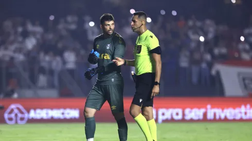 SP – SAO PAULO – 17/05/2025 – BRASILEIRO A 2025, SAO PAULO X GREMIO – Tiago Volpi goleiro do Gremio reclama com a arbitragem durante partida contra o Sao Paulo no estAdio Morumbi pelo campeonato Brasileiro A 2025. Foto: Marcello Zambrana/AGIF